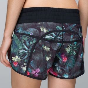 Lululemon Tracker Short II *4-way Stretch Curious Jungle Multi / Black